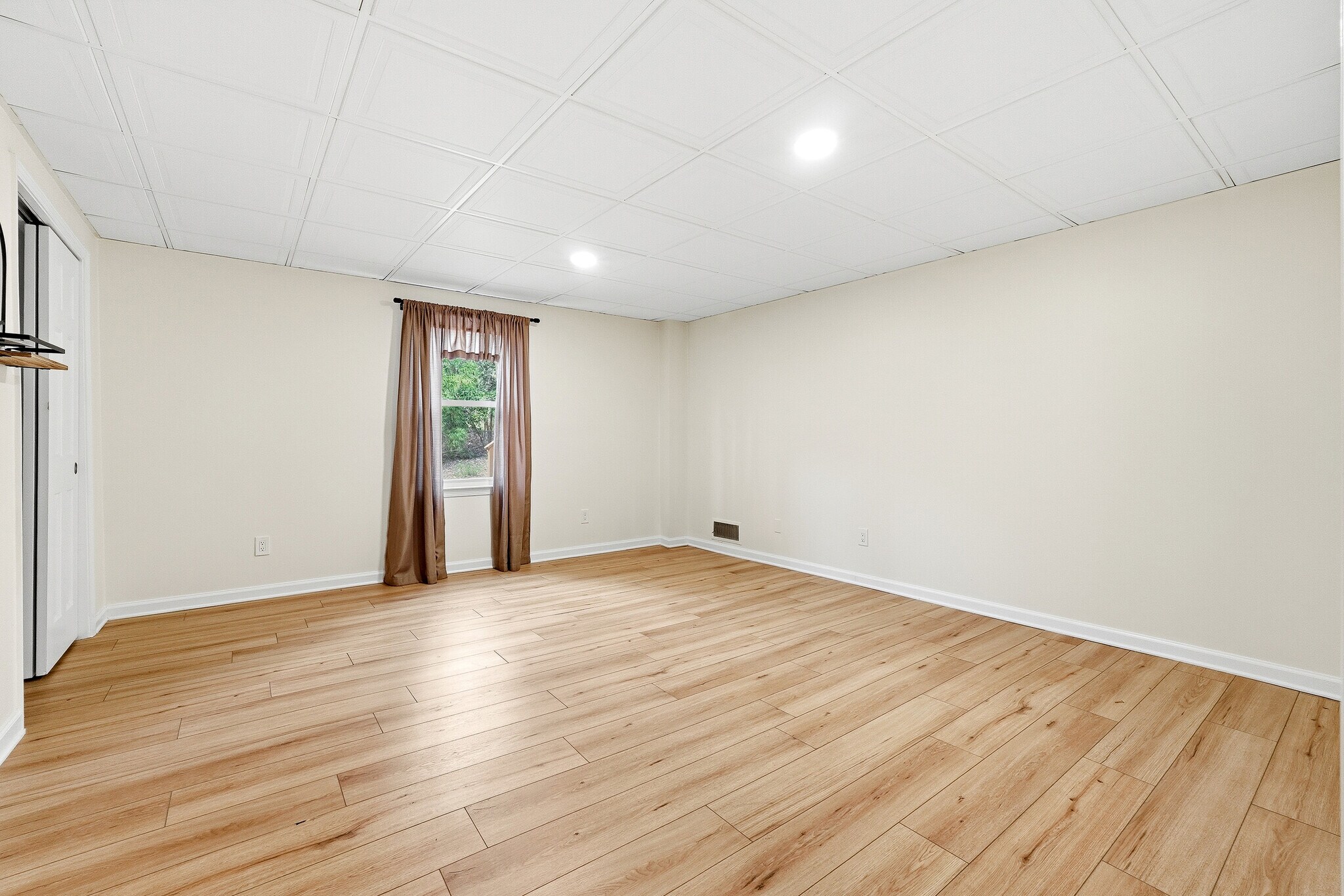 Building Photo - Room in House on River Park Dr