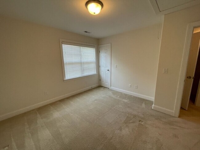 Building Photo - Townhouse / Burlington