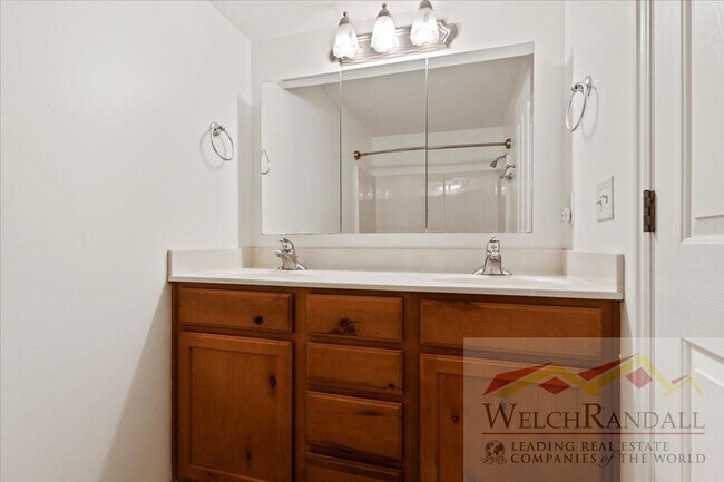 Building Photo - Spacious Residence in Taylorsville – 5 Bed...