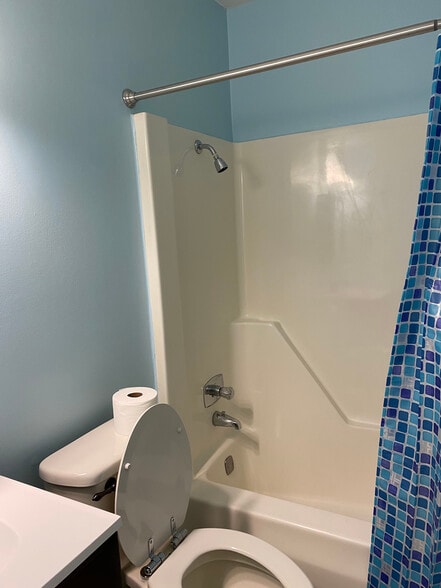 Tub/shower combo - 403 W Boone St