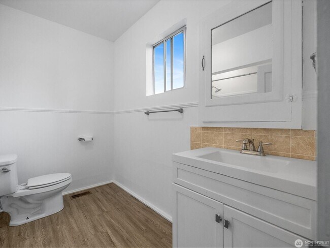 Building Photo - 2431 Pine St