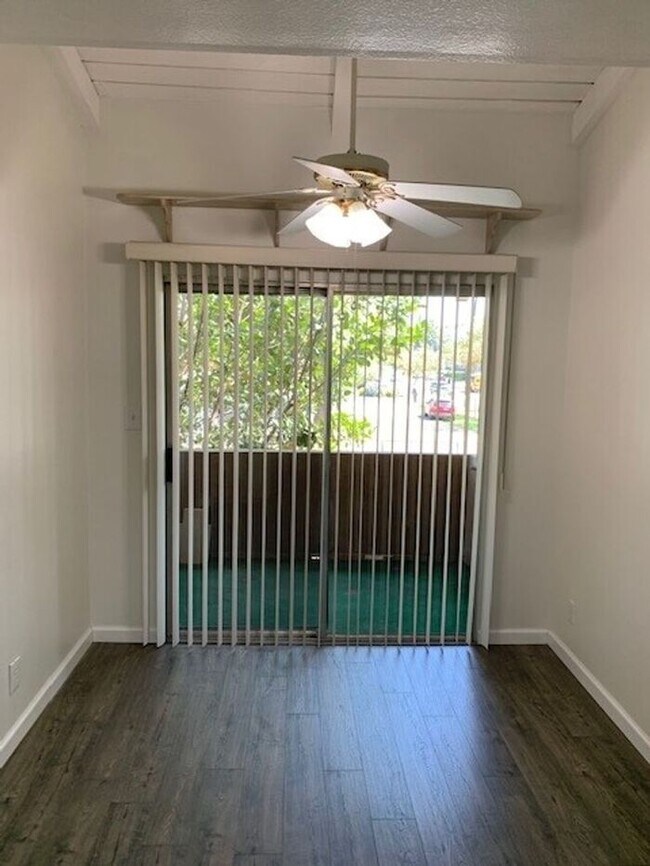 Building Photo - REALLY NICE UPSTRS 1BD 1BA CONDO FOR LEASE! MUST SEE!