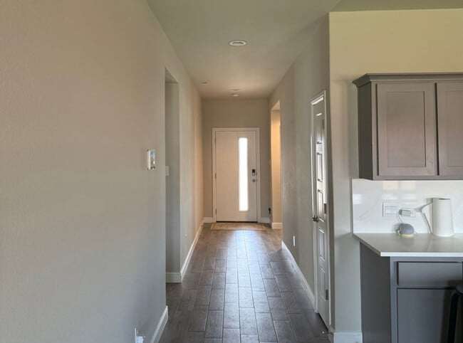 Building Photo - 701 Trinity Pk Trl