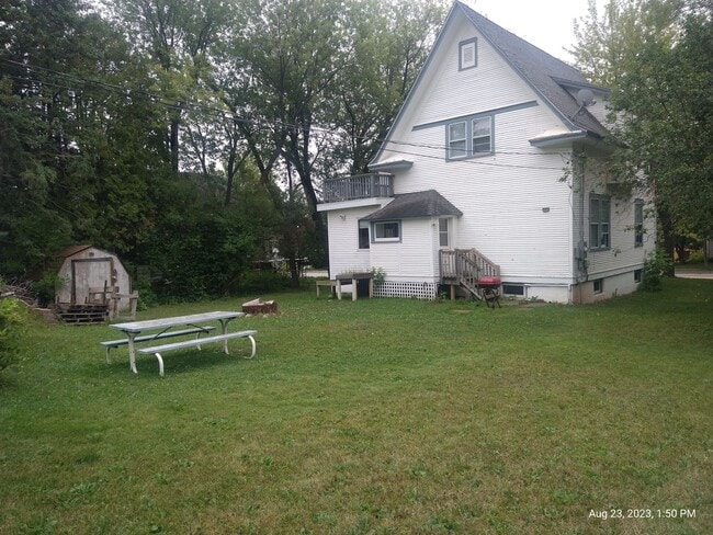 Building Photo - Large Five Bedroom Home in Lakeside!