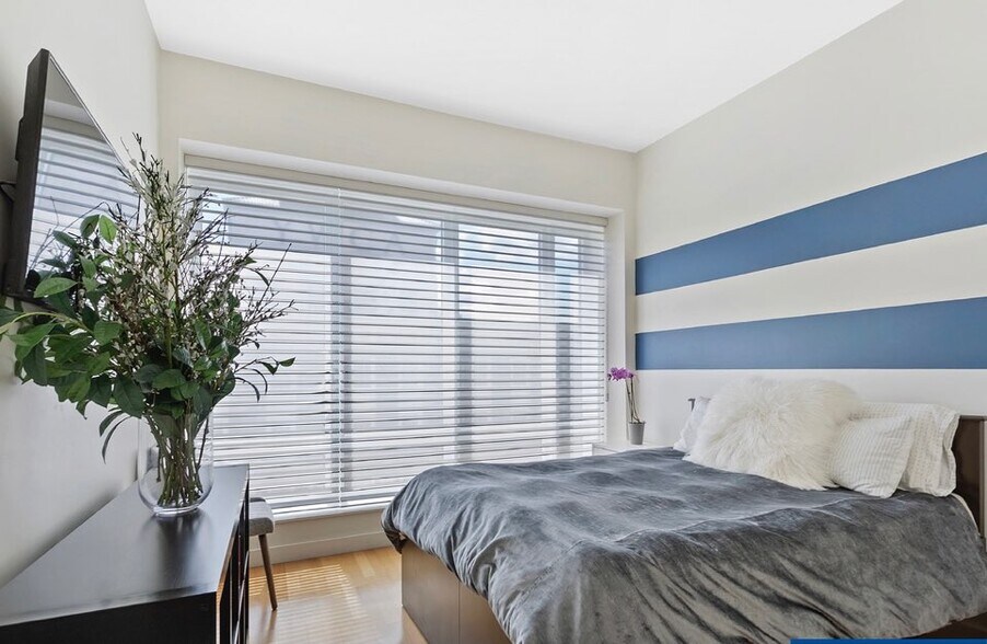 Building Photo - 400 Stuart St