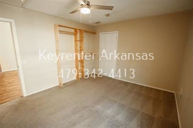 Building Photo - 736 W Poplar St