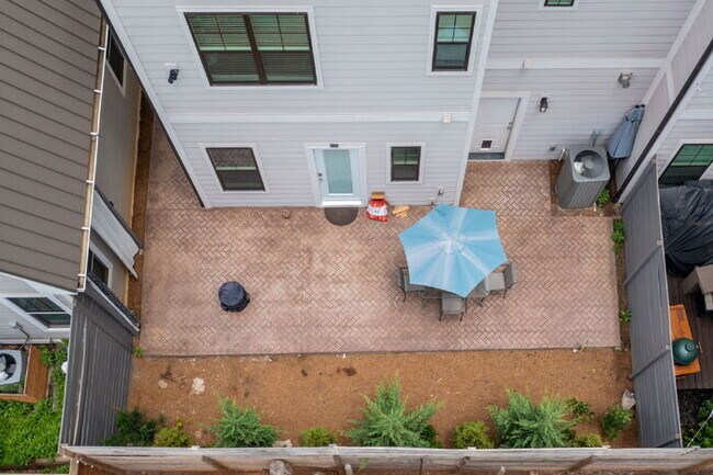 Building Photo - Luxurious 4-Bed Townhouse with Fireplace &...