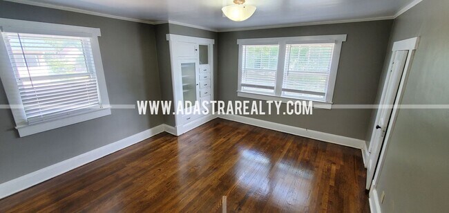 Building Photo - Amazing Historic Independence Home-Available NOW!!