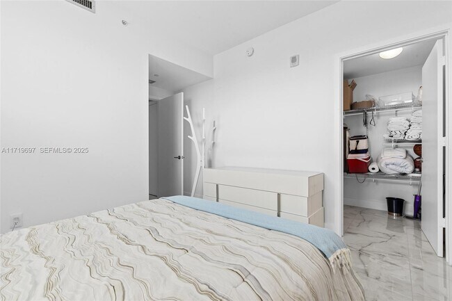 Building Photo - 2900 NE 7th Ave