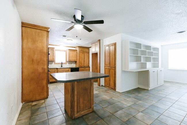 Building Photo - Updated 4 bedroom close to LCU and Tech