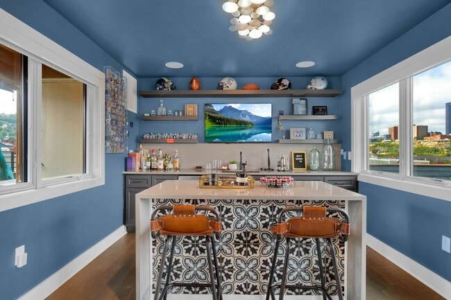 Building Photo - Stunning 3 Bed, 3 Bathroom Rental in the S...