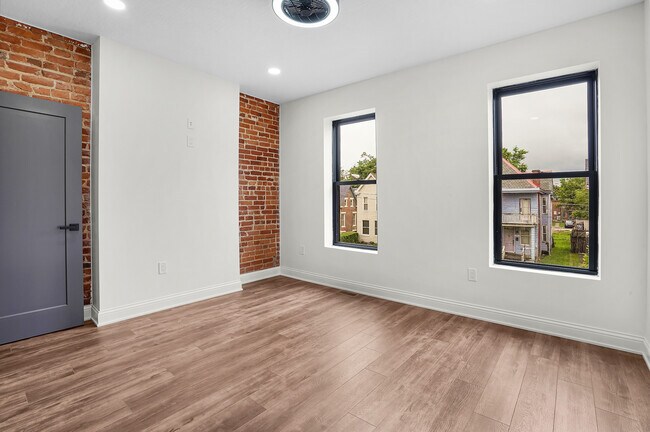 Primary bedroom with en suite - 618 S Ohio Ave