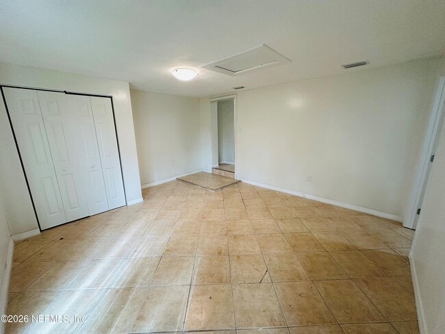 Building Photo - 1904 Delaroche Dr W