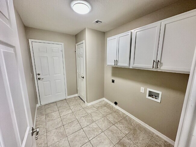 Building Photo - 6 Roessler Ln