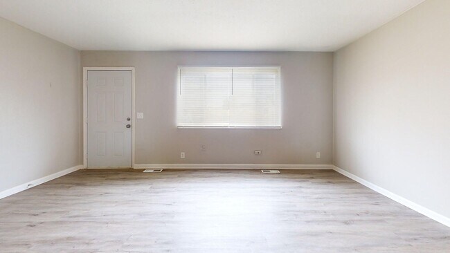 Building Photo - Elyria - updated 2 bedroom/1 bath townhouse.