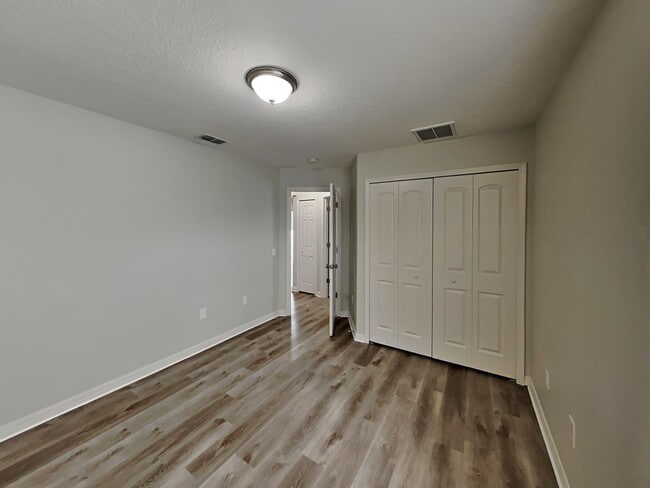 Building Photo - Charming 3-Bed, 2-Bath Home in Spring Hill with Garage Parking