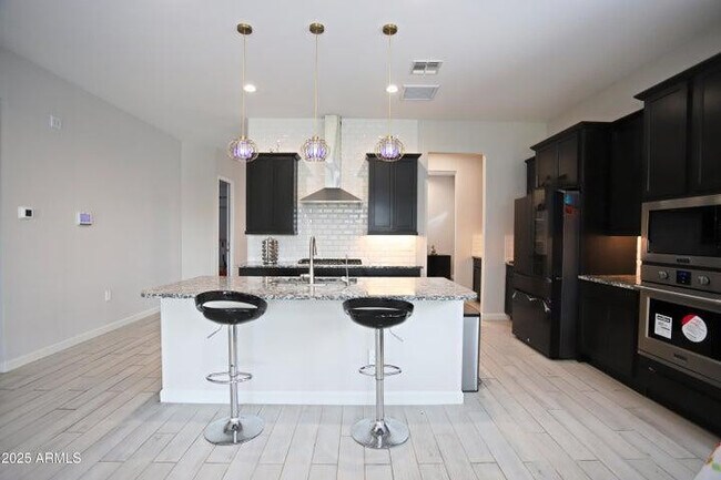 Building Photo - 10549 W Albert Ln