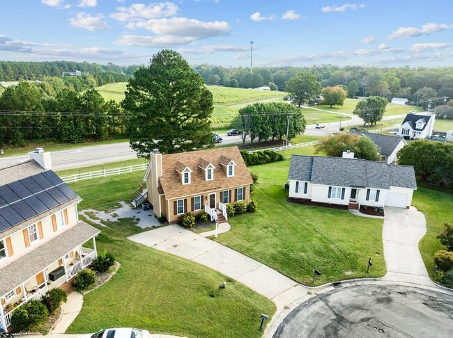 Building Photo - Welcome to your Perfect Home:  3BD, Hardwo...