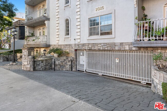 Building Photo - 2025 S Beverly Glen Blvd