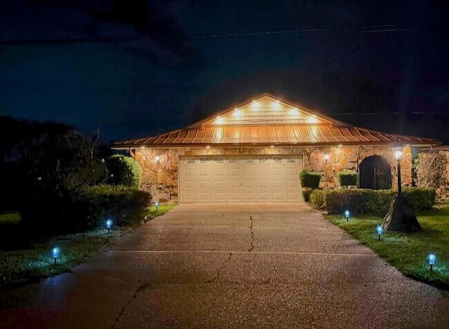 Building Photo - 465 SE Naranja Ave