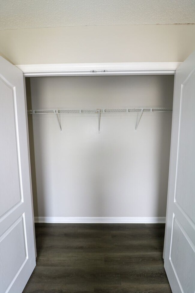 Building Photo - Lincoln Tri-Plex Upstairs Unit