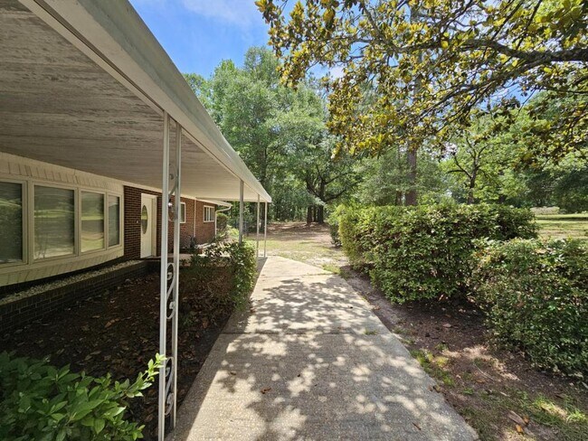 Building Photo - 661 Brookmeade Dr