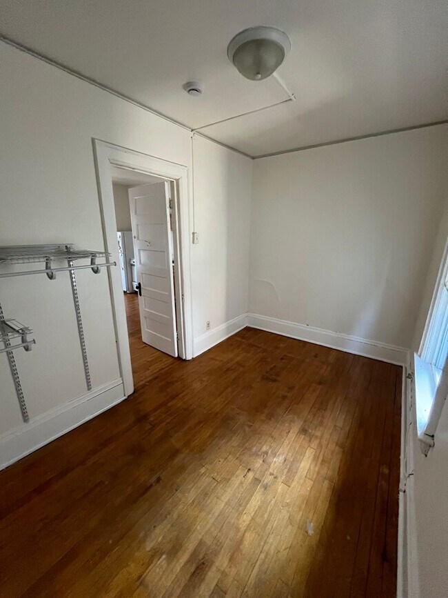 Building Photo - 2BR Upper Unit Off Brady St in the Heart o...