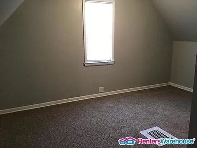 Building Photo - 3 Bedroom Single House Available for 8/1