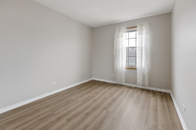 Building Photo - 3245 Gresham Ln E