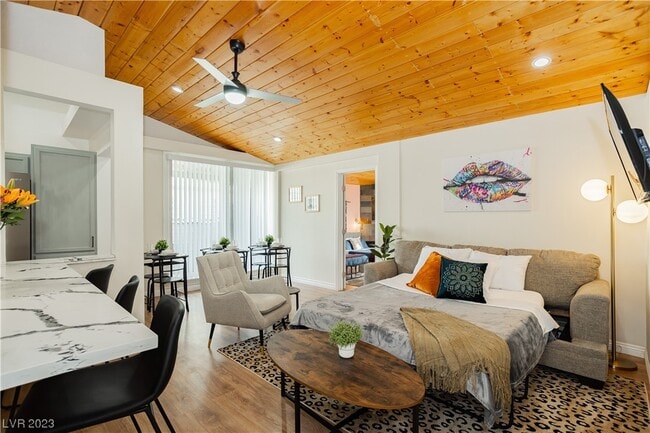 Building Photo - 2205 Santa Paula Dr