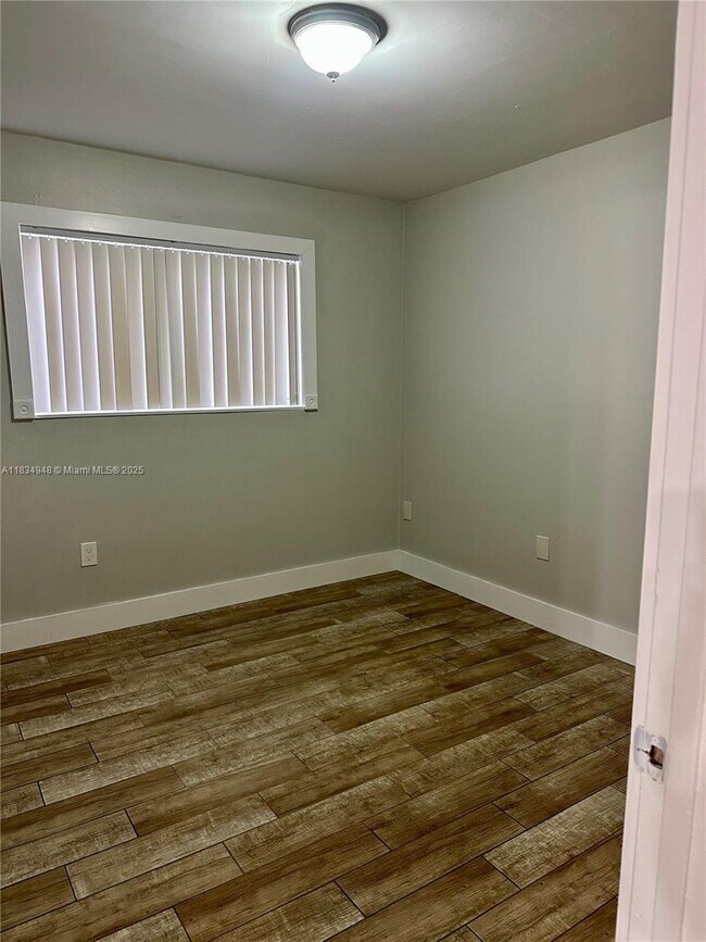 Building Photo - 2565 W 56th St