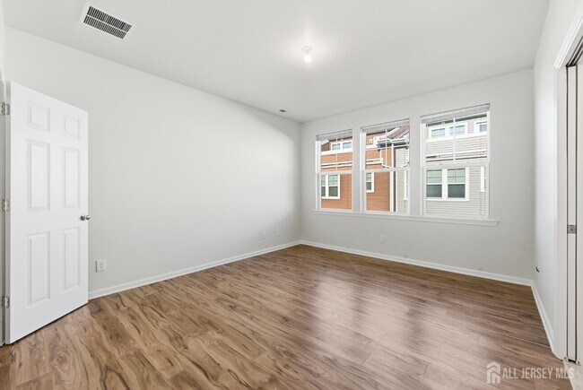 Building Photo - 6 Bond St