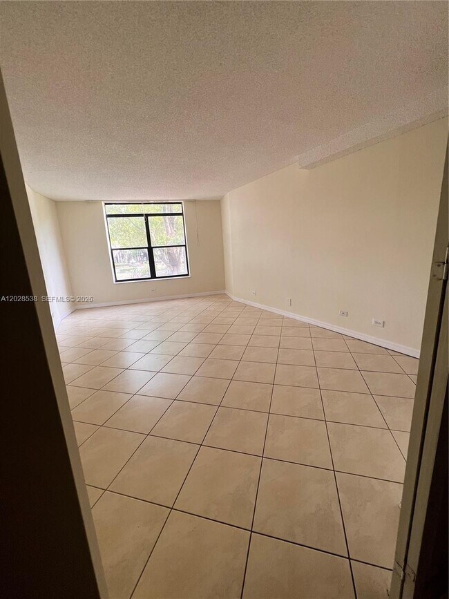 Building Photo - 3760 Inverrary Dr