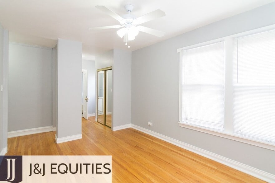 Building Photo - 3263 W Wrightwood Ave
