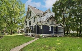 Building Photo - Spacious 4 Bedroom 2 Bath Duplex Waukesha