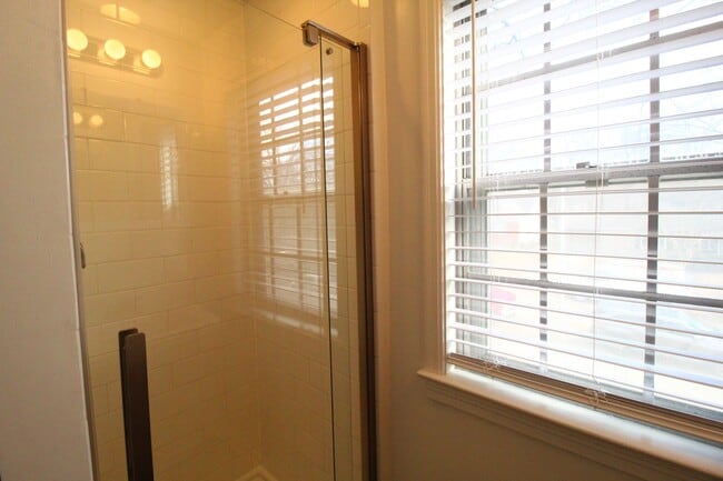 Building Photo - January FREE On This 2 Bedroom 2 Bath Duplex In The Waldo Area