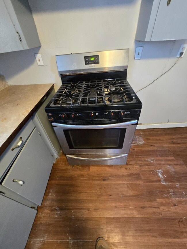 Building Photo - 1202 E Oak St