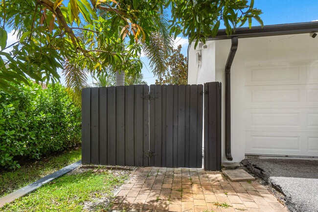 Building Photo - 43 W Plumosa Ln