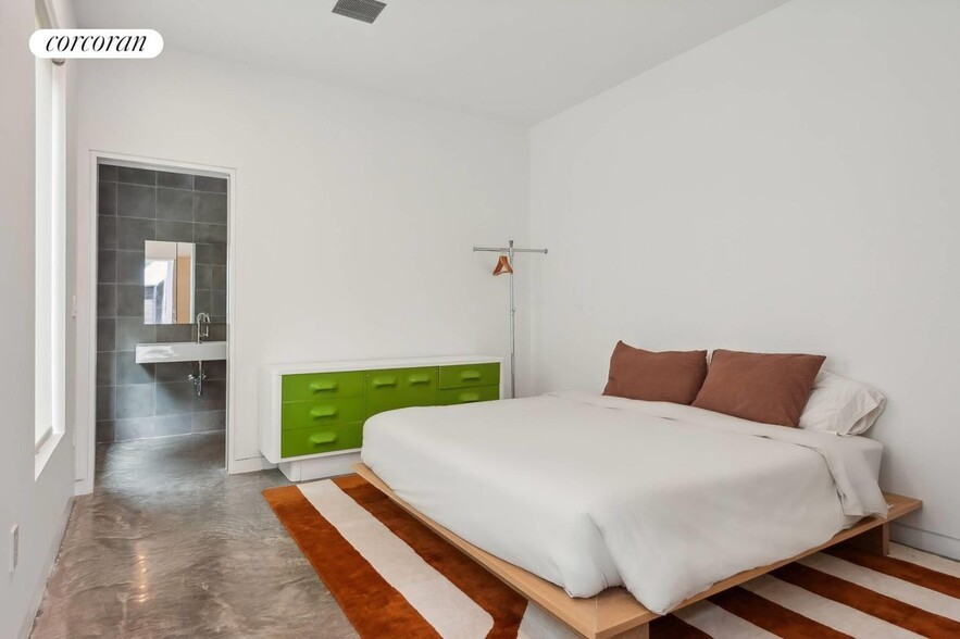 Building Photo - 47 Accabonac Rd