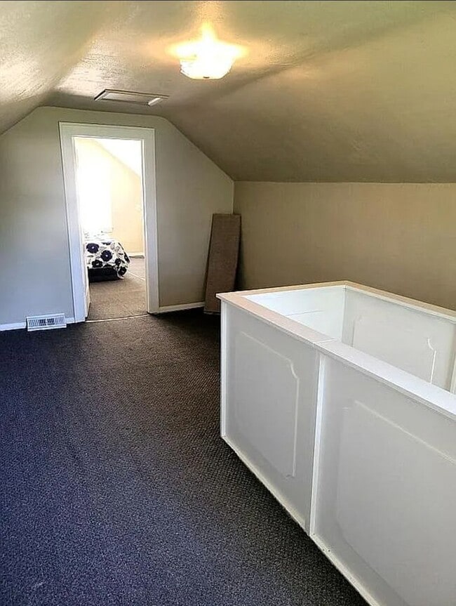 Building Photo - 3 Bedroom 1 Bathroom with Garage