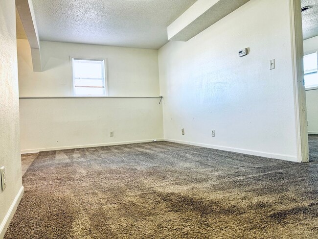 Building Photo - Spacious Two Bedroom Home
