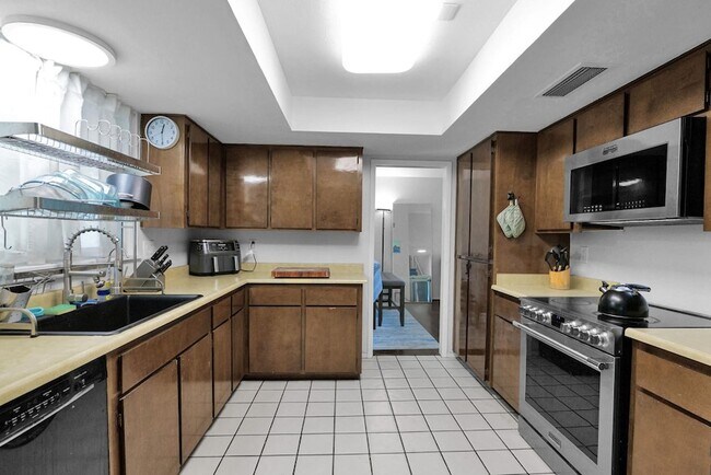 Building Photo - 2420 W Mandalay Ln