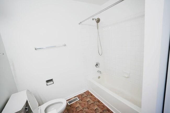 Building Photo - 2441 Oneida Ln