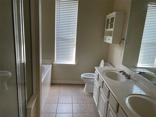 Building Photo - 2721 Hidden Landing Dr