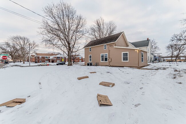 Building Photo - Newly Renovated Single Family Home