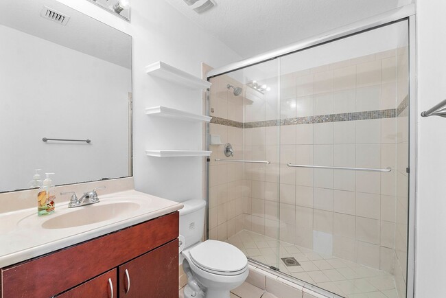Building Photo - LARGE 3-bed, 3-bath townhome with 2-car ga...