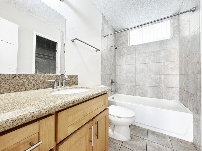 Building Photo - One-Bedroom Mililani Condo with Parking