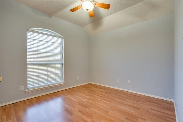 Building Photo - 2701 Chatsworth Dr