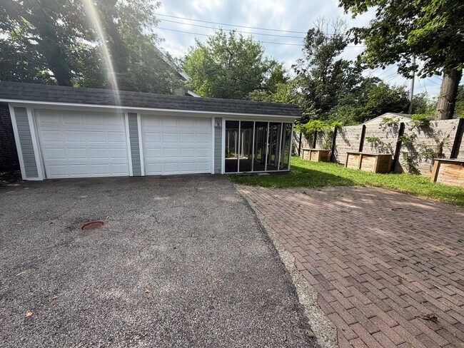 Building Photo - 13048 Cedar Rd