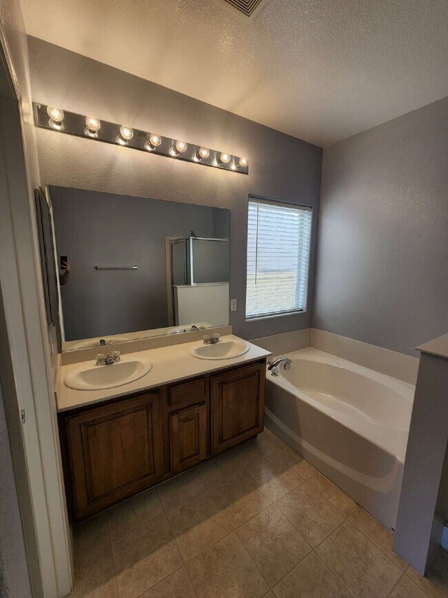 Building Photo - "Charming 3-Bed Oasis with 2 Full Baths in North Las Vegas – 1305 Sq Ft of Comfort!"